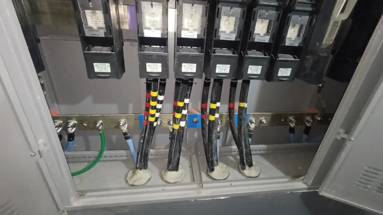 Conexões de cabos de força identificados por fase em quadro geral, registro de vistoria elétrica