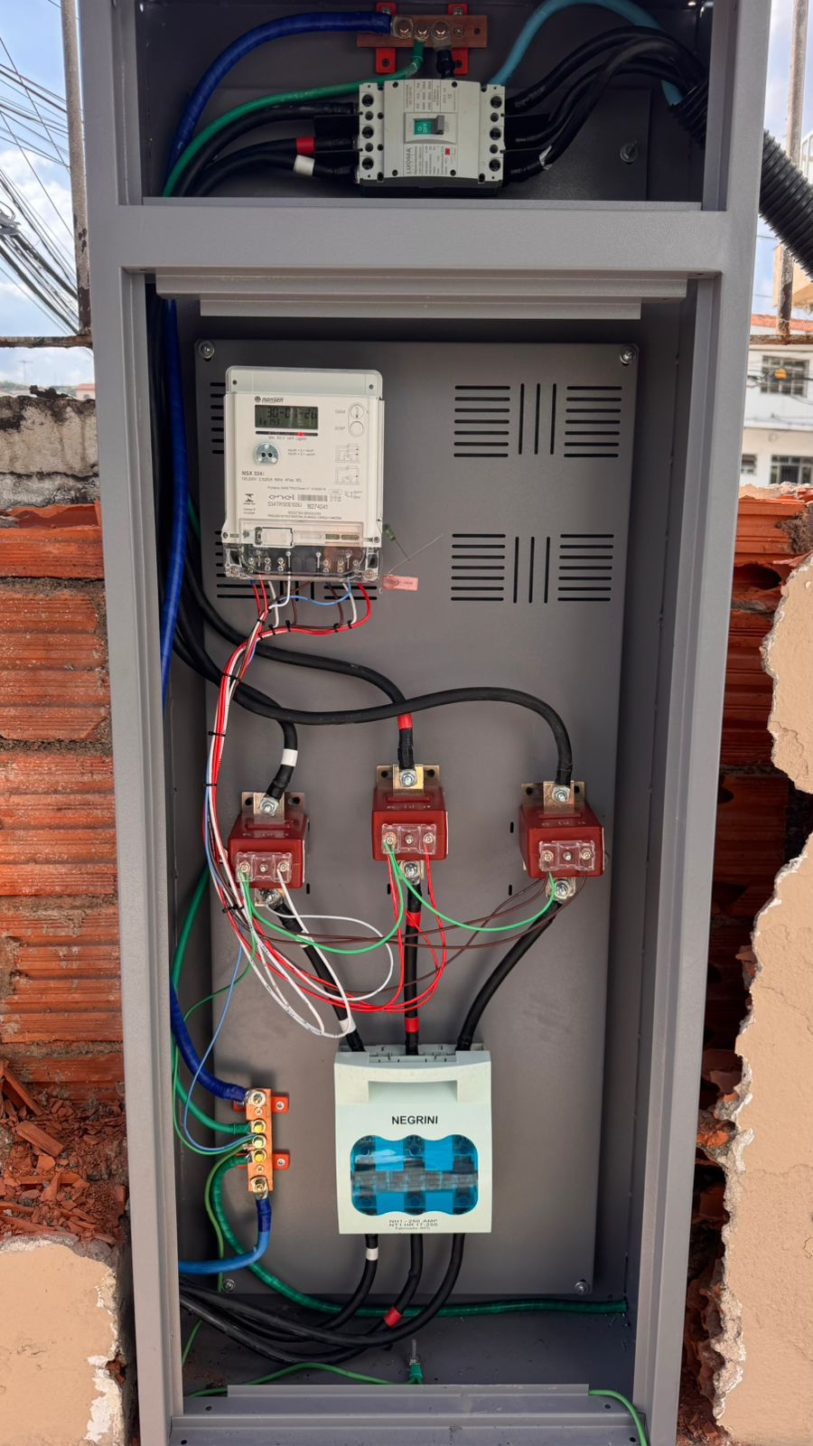 Padrão de entrada de energia com medidor e disjuntor geral, vistoria de ligação nova